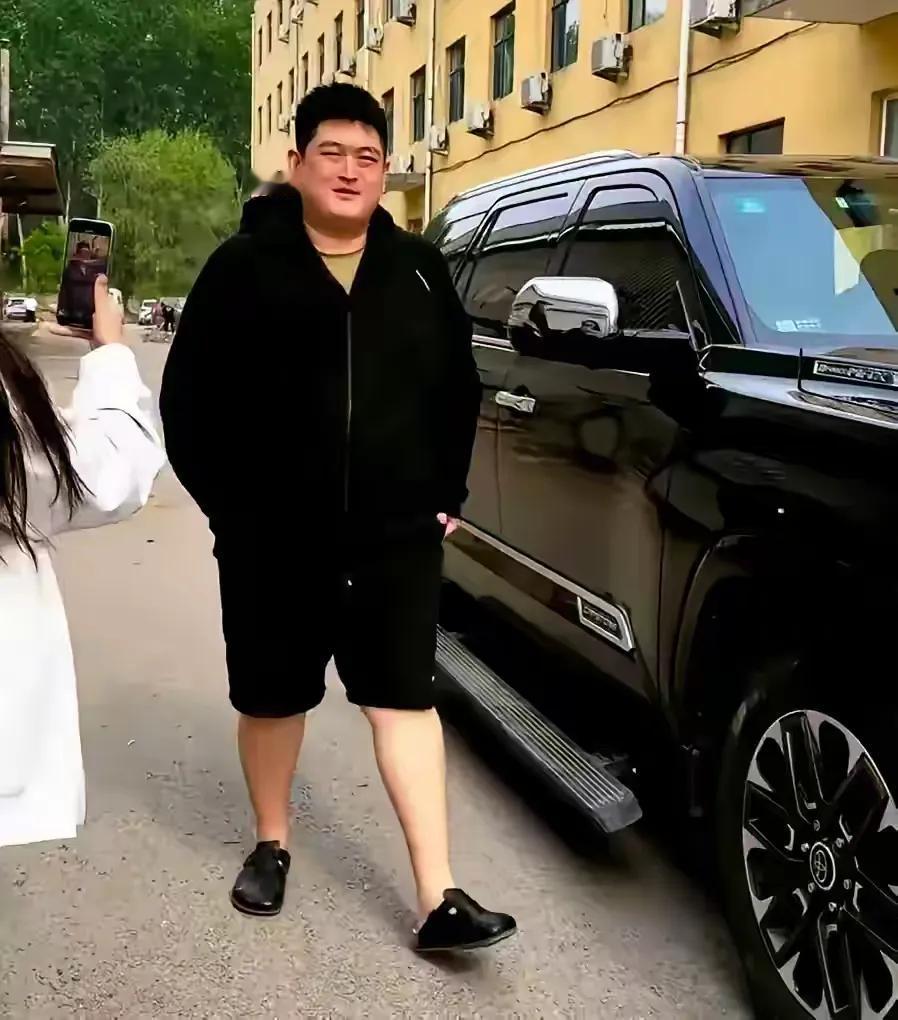 这也是一个典型的败家子，与万达集团公子王思聪比较起来，有过之无不及。曾经花260