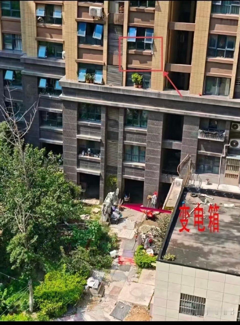 母女坠楼小区消防通道仍被堵父亲逃生没有报警没有带走妻女，没有人调查一下吗？请尽早