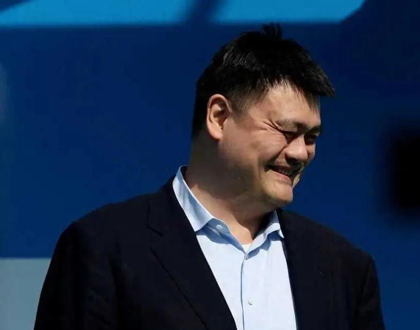 自己不尴尬，尴尬就是别人。在近日新加坡举行的首届美国职业篮球未来之星邀请赛开幕式