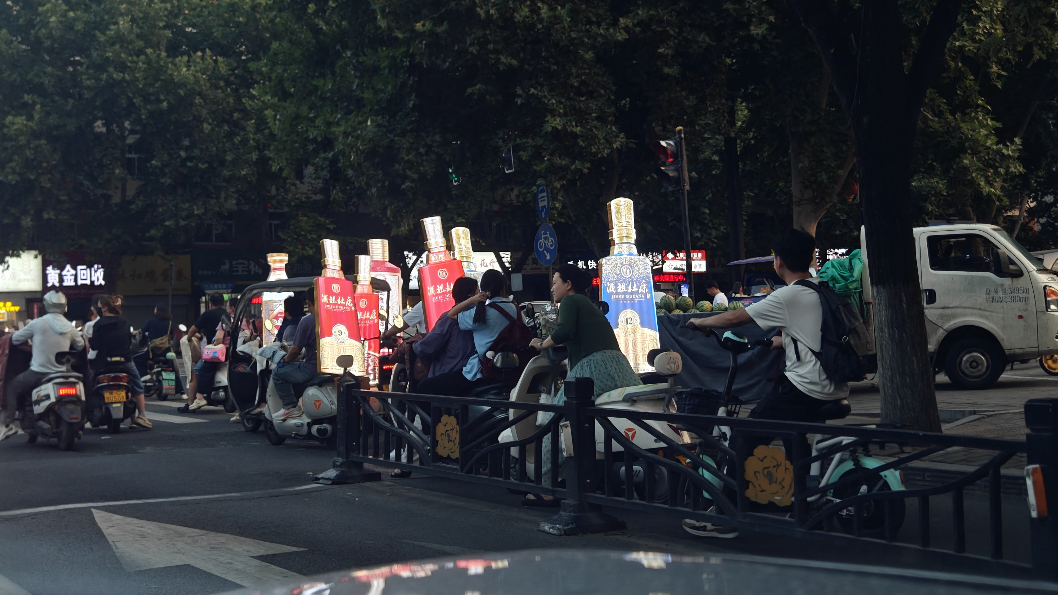 现在消费降级这么厉害吗，打广告直接用个电动车车队