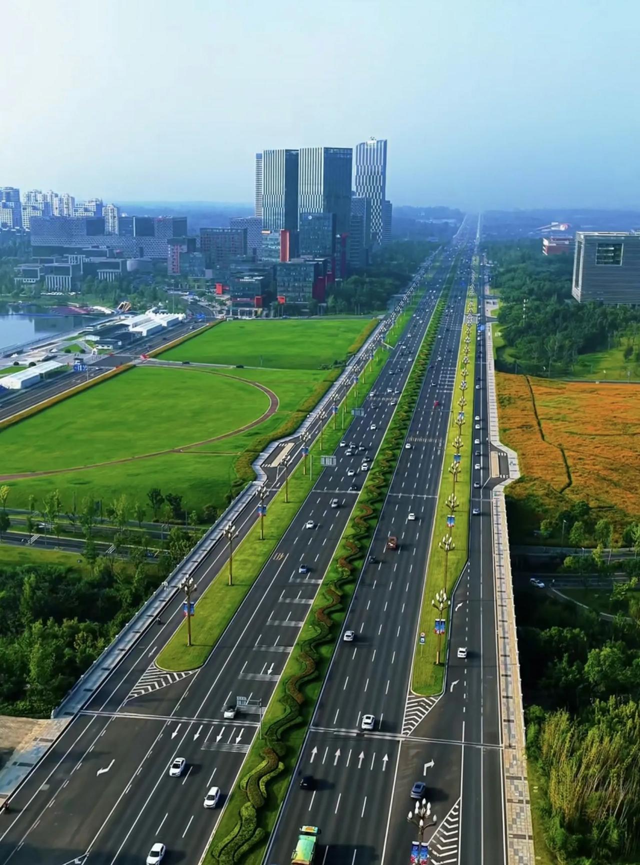 个人认为，这是目前全球建设的最宽、最漂亮、最养眼的城市大道。不能反驳，如有不同
