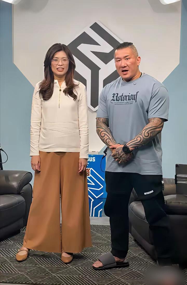 馆长太随意，穿着拖鞋见郑丽文。近日，郑丽文做客馆长陈之汉的网络访谈节目，整