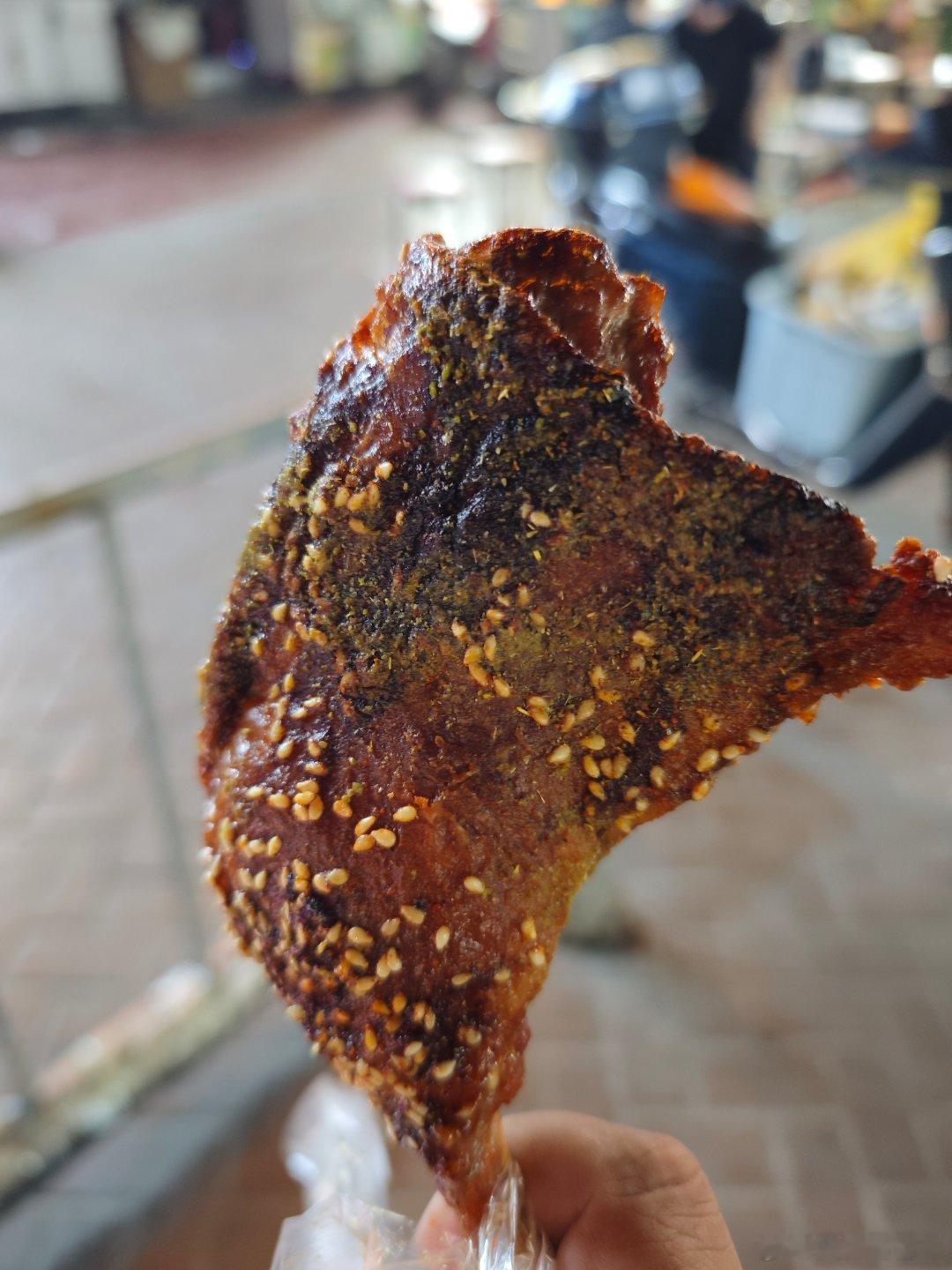 在喀什夜市花6块钱买了个鸭腿，不知道有没有鹅腿阿姨的鸭腿好吃。