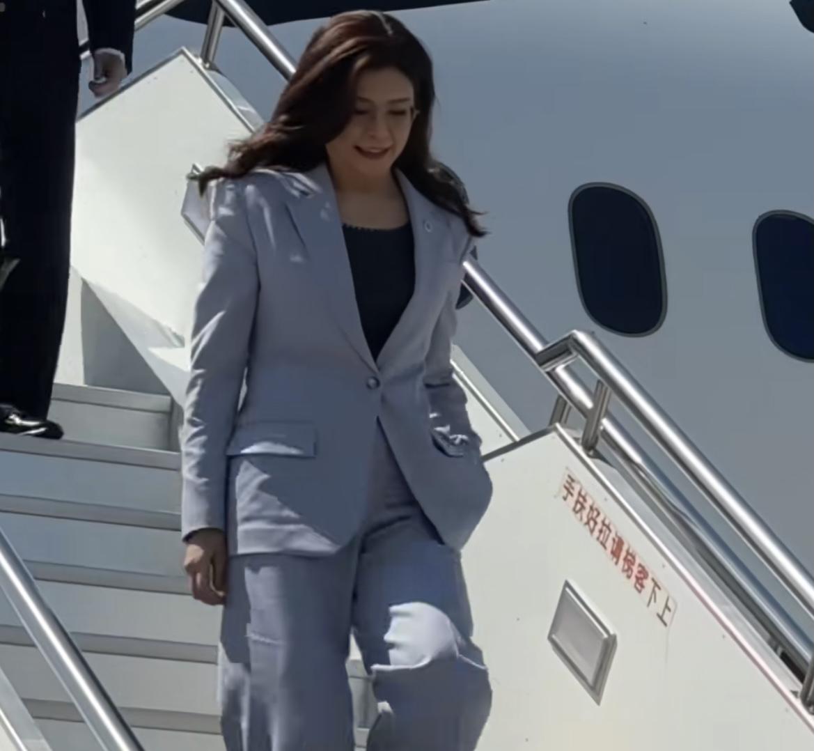 郑丽文访问大陆行，3个点值得关注！第一，从衣着就能看出，她是一个务实的不拘小