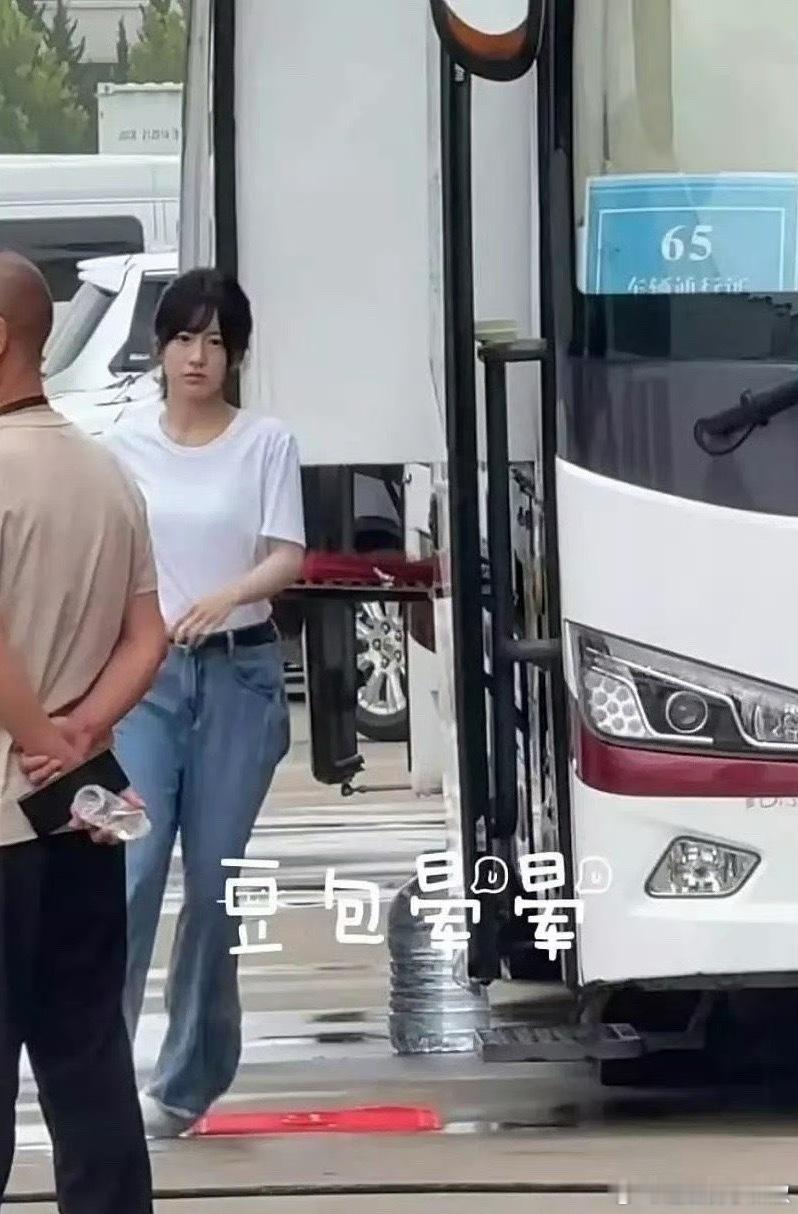 糊🌸也有上进心，才拍就开始管妆造了​​​