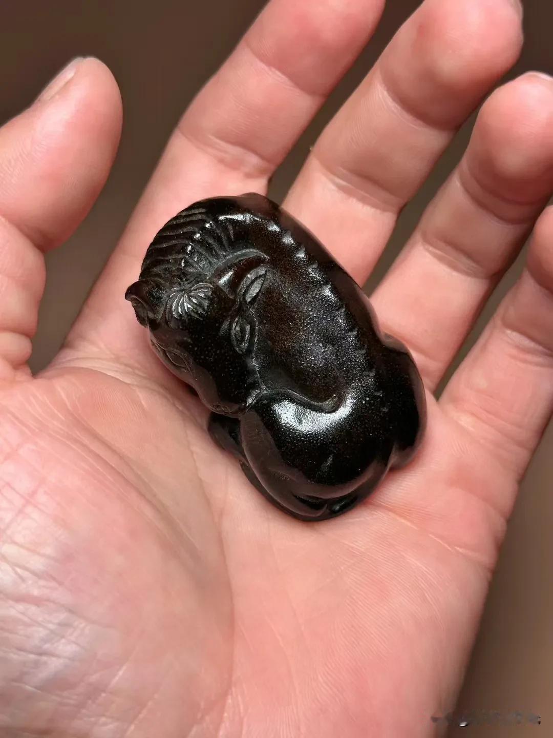 这黑乎乎的小文玩是什么东西？这是一件罕见老犀角雕刻而成的小牛。扭转乾坤，造型有