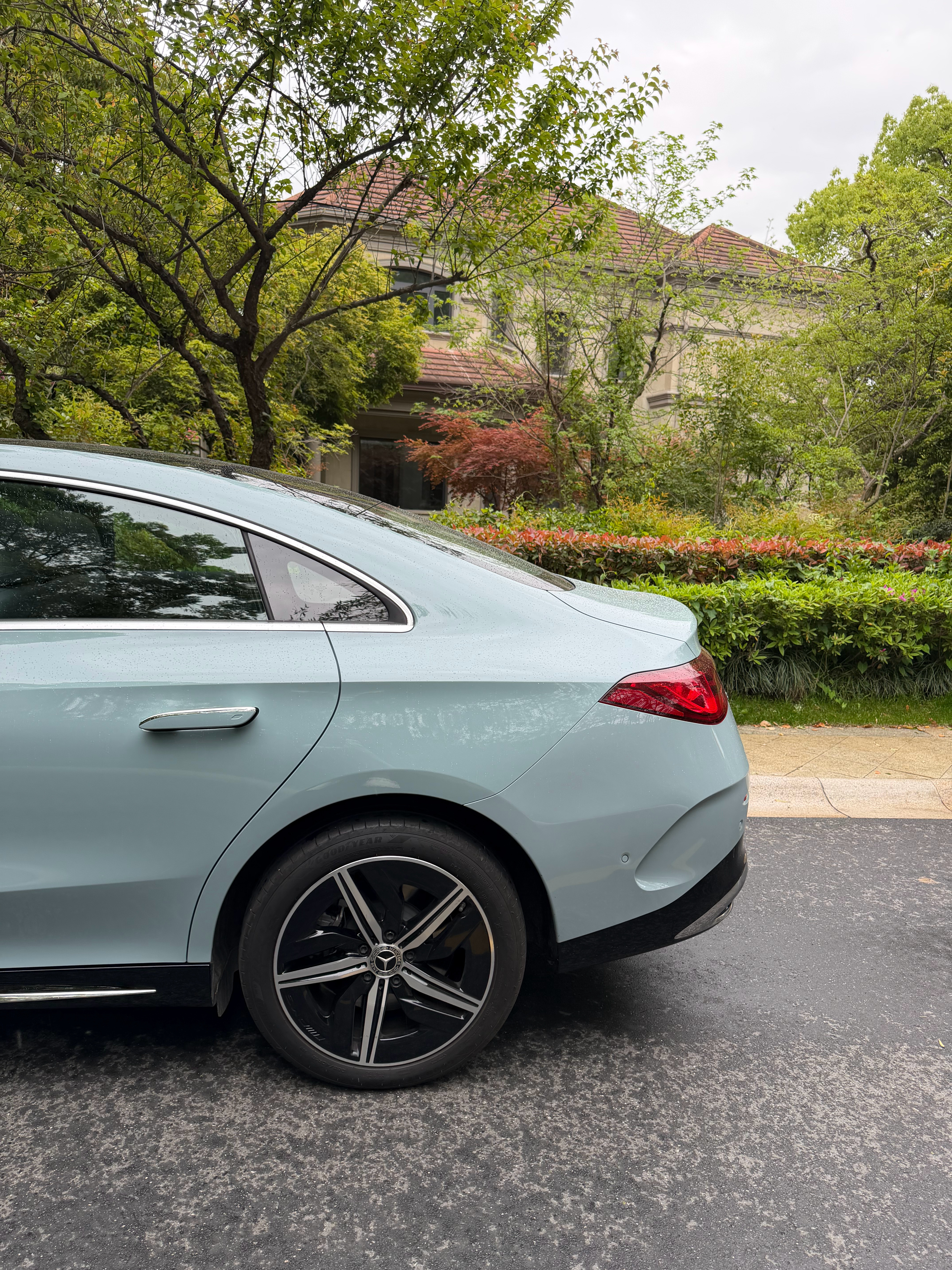 奔驰这个蓝色还真的挺好看的🙋♂️有人知道叫啥名子嚒？