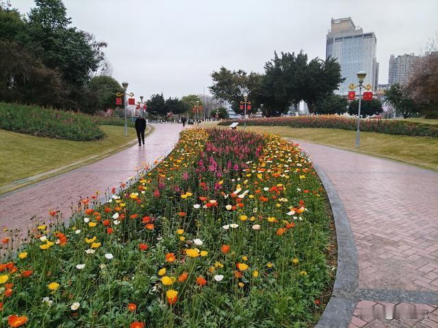 若论心底最绝色的风景，我甘愿撇下江南的温婉脂粉，将票投给大西北那不加雕饰的苍茫。