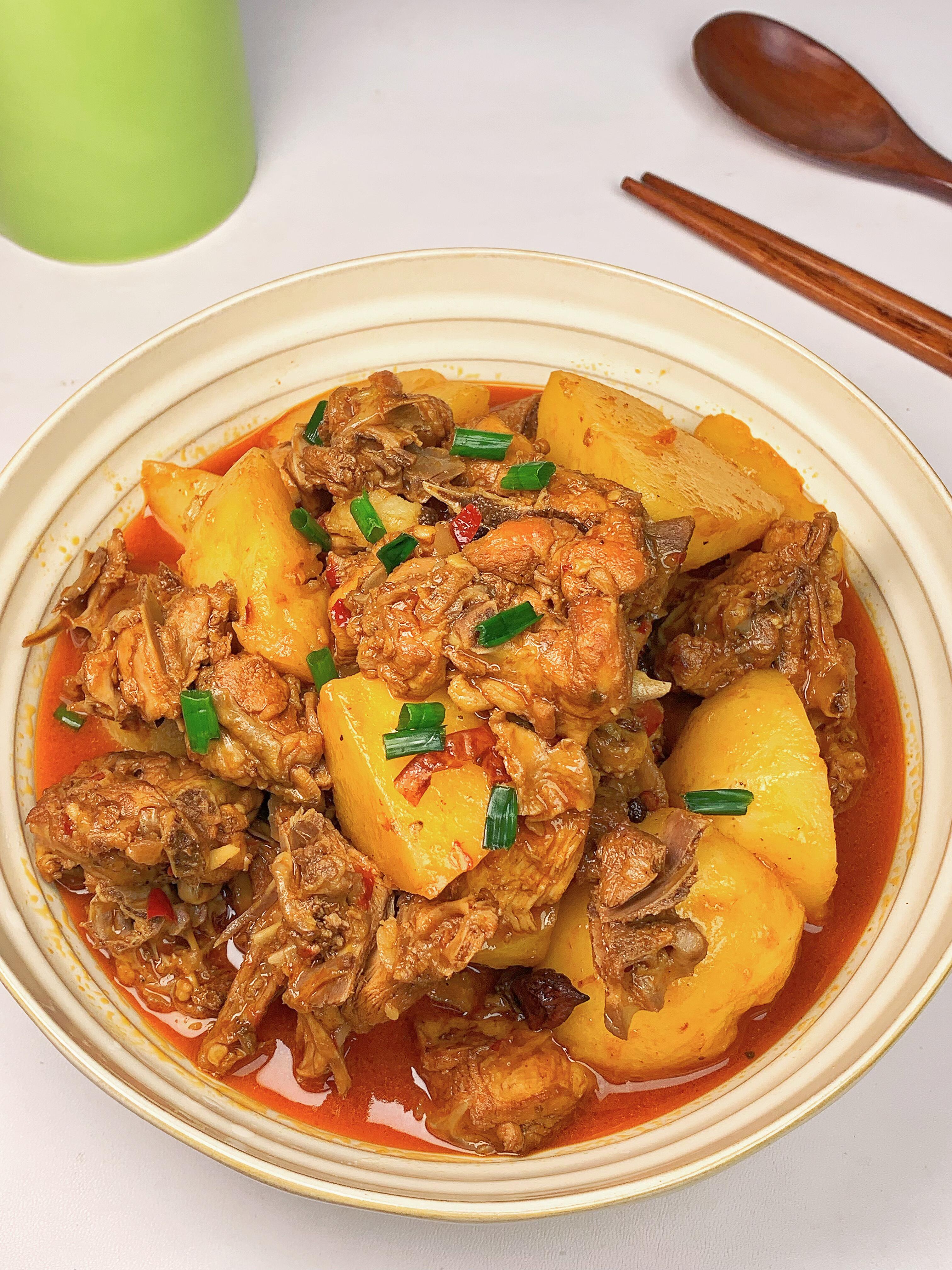 家常土豆烧鸡，香到连汤汁都不剩，比饭店大盘鸡还入味在家做土豆烧鸡，居然做出了饭