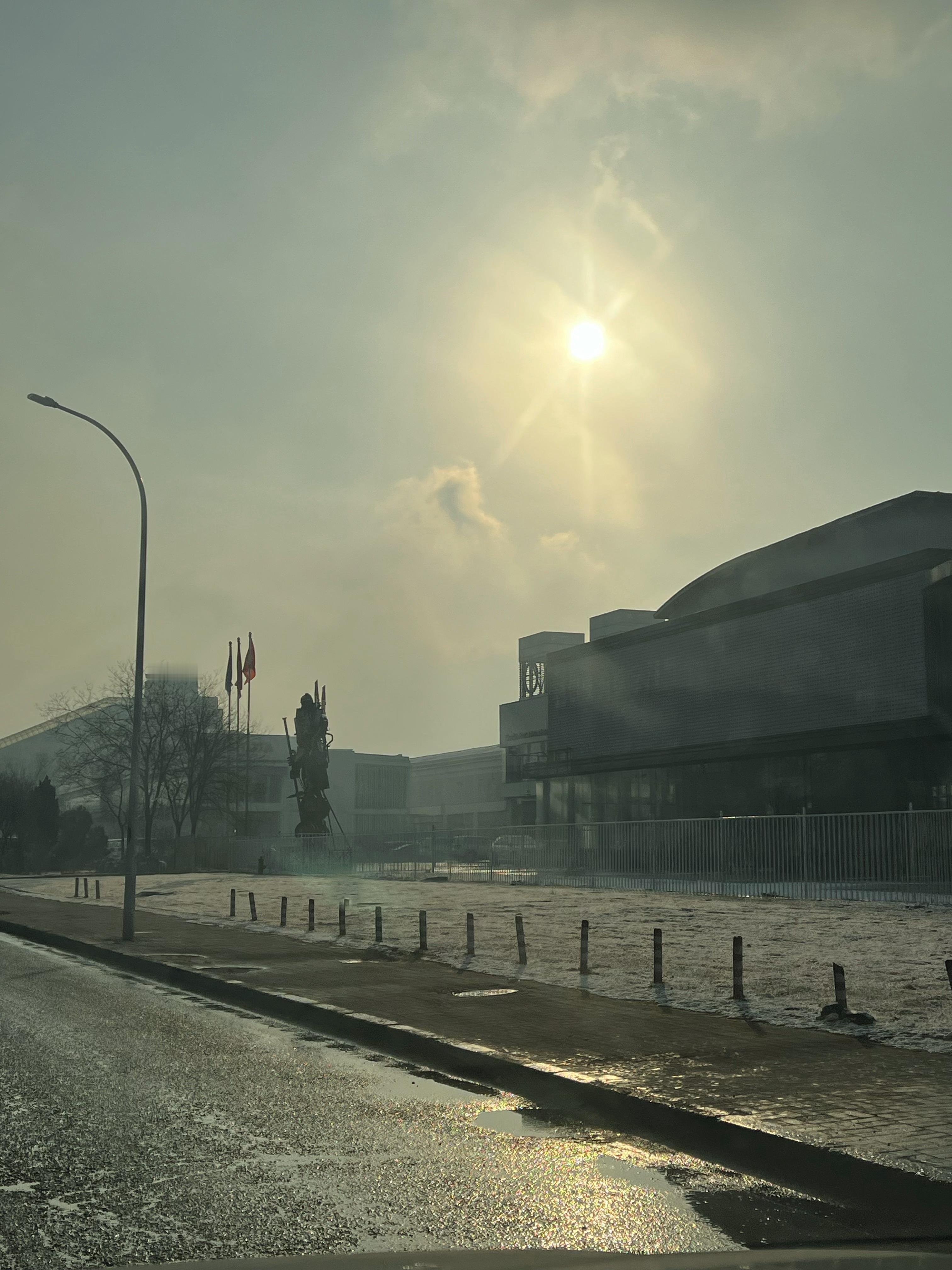 昨晚天津下雪了，但是今天很暖和我估计这雪留不到中午。天津