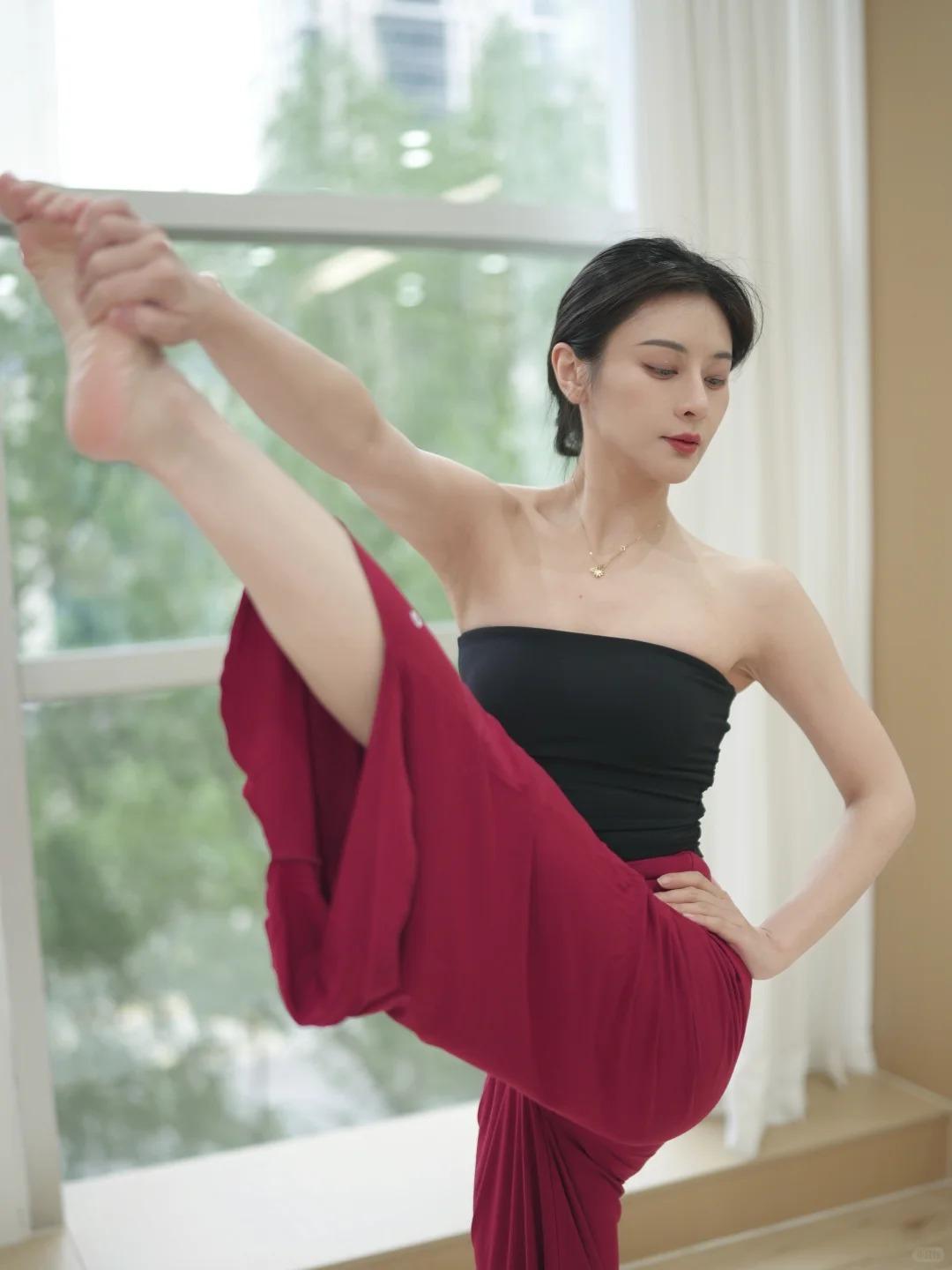 秋冬的瑜伽垫上，藏着独属于瑜伽人的色彩仪式感❤️🖤。红是热烈的坚持，黑是沉静的