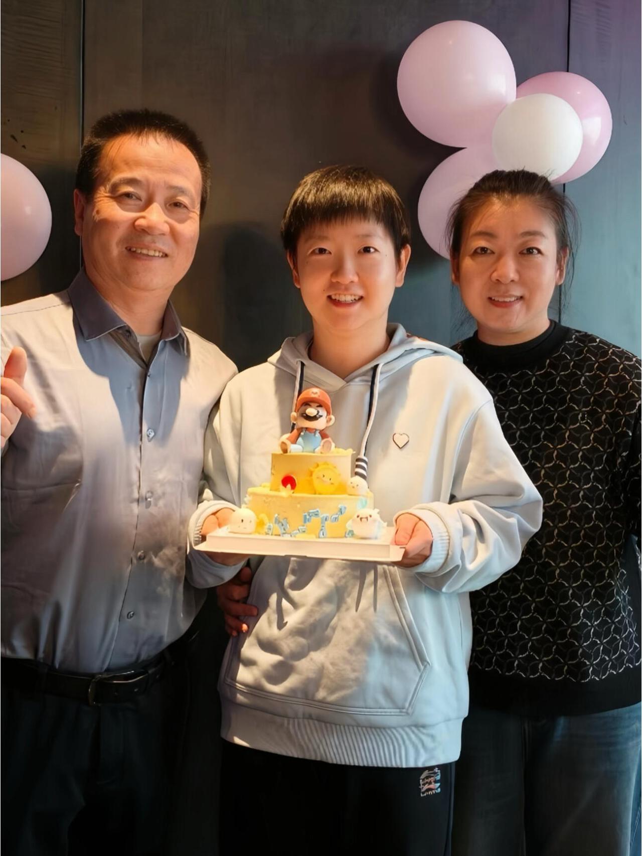 孙颖莎好像高女士，一家三口的生日快乐，孙颖莎好幸福，爸爸妈妈好年轻！莎莎被好多