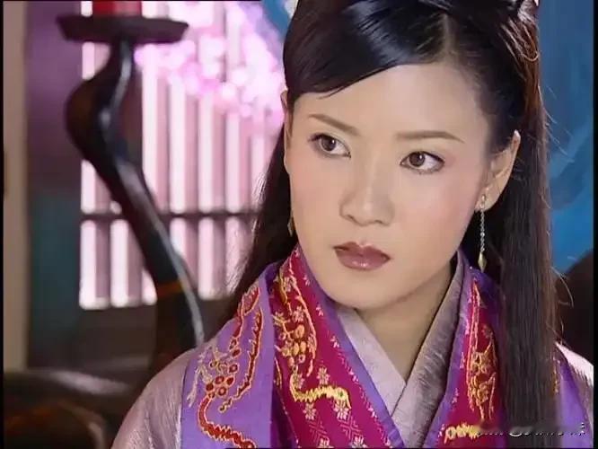 公元前130年，皇后陈阿娇正准备休息，突然门被打开，一群太监闯进她的寝宫。陈阿娇