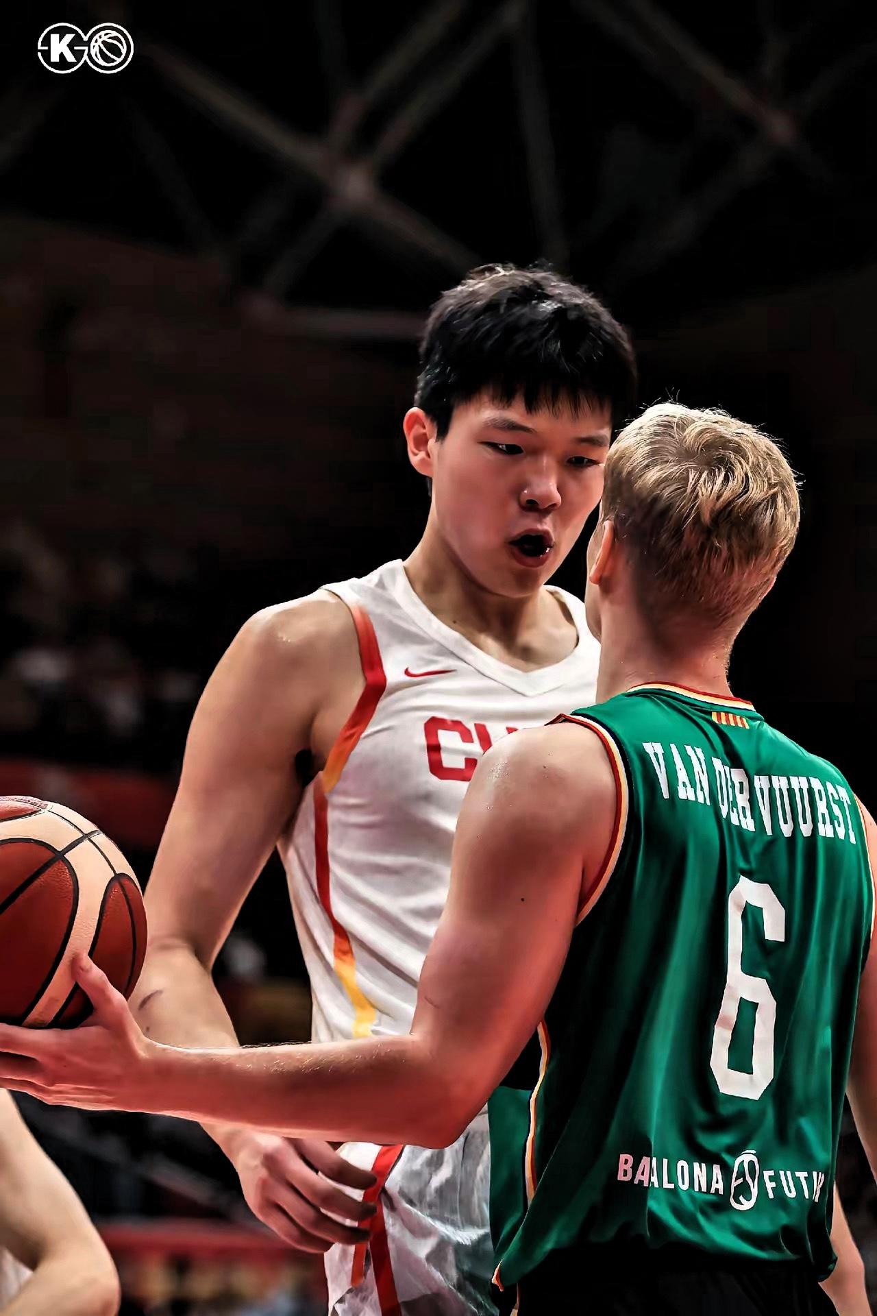​NBA和FIBA有规定，禁止杨瀚森出战。不少球迷刷到男篮全队奔赴杭州的机场