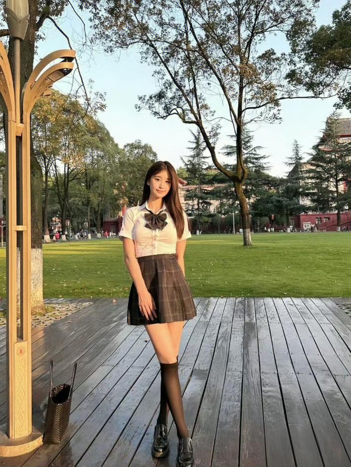 校园里的女孩穿着校服，好可爱！