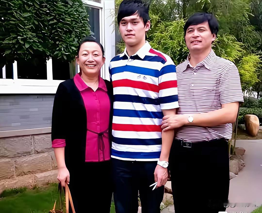 孙杨这一路，活脱脱是被父母按“冠军模板”硬刻出来的。你看他那身先天条件——