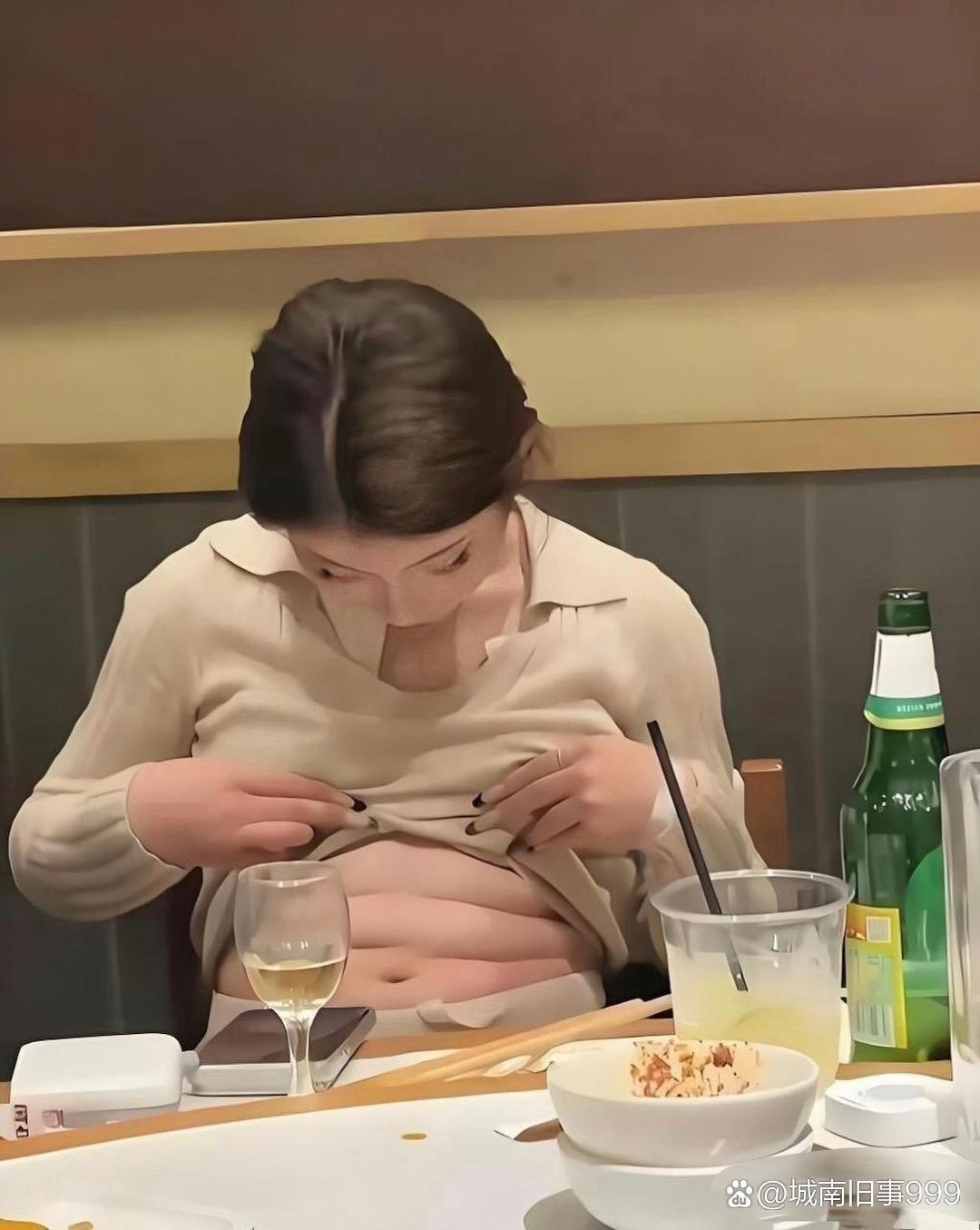 女同事给我秀了下六块腹肌，结果笑不活了￼￼