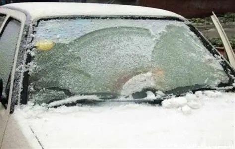 如何预防挡风玻璃结冰超级车主最近全国好多城市都大暴雪，没经验的，车放外面一晚上就