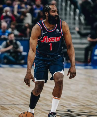 哈登和杜兰特没有可比性，一个是将帅之才，一个是最强兵器，有人会拿张无忌和倚天屠龙