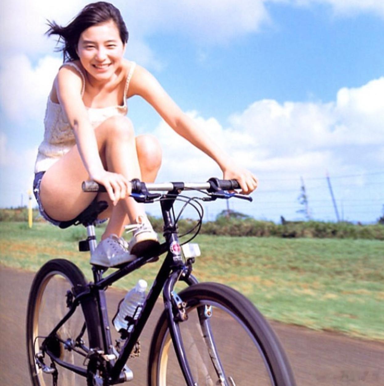 今天是广末凉子的45岁生日。她的90年代照片感染过许多人，真喜欢她笑起来的小虎牙
