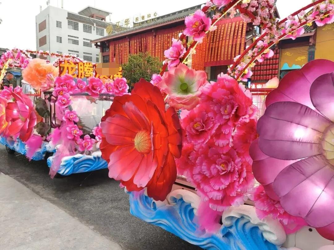 天南地北大拜年街上热闹的很，都是通俗社的节目，扭秧歌、吹唢呐、踩高跷，唱的民歌，