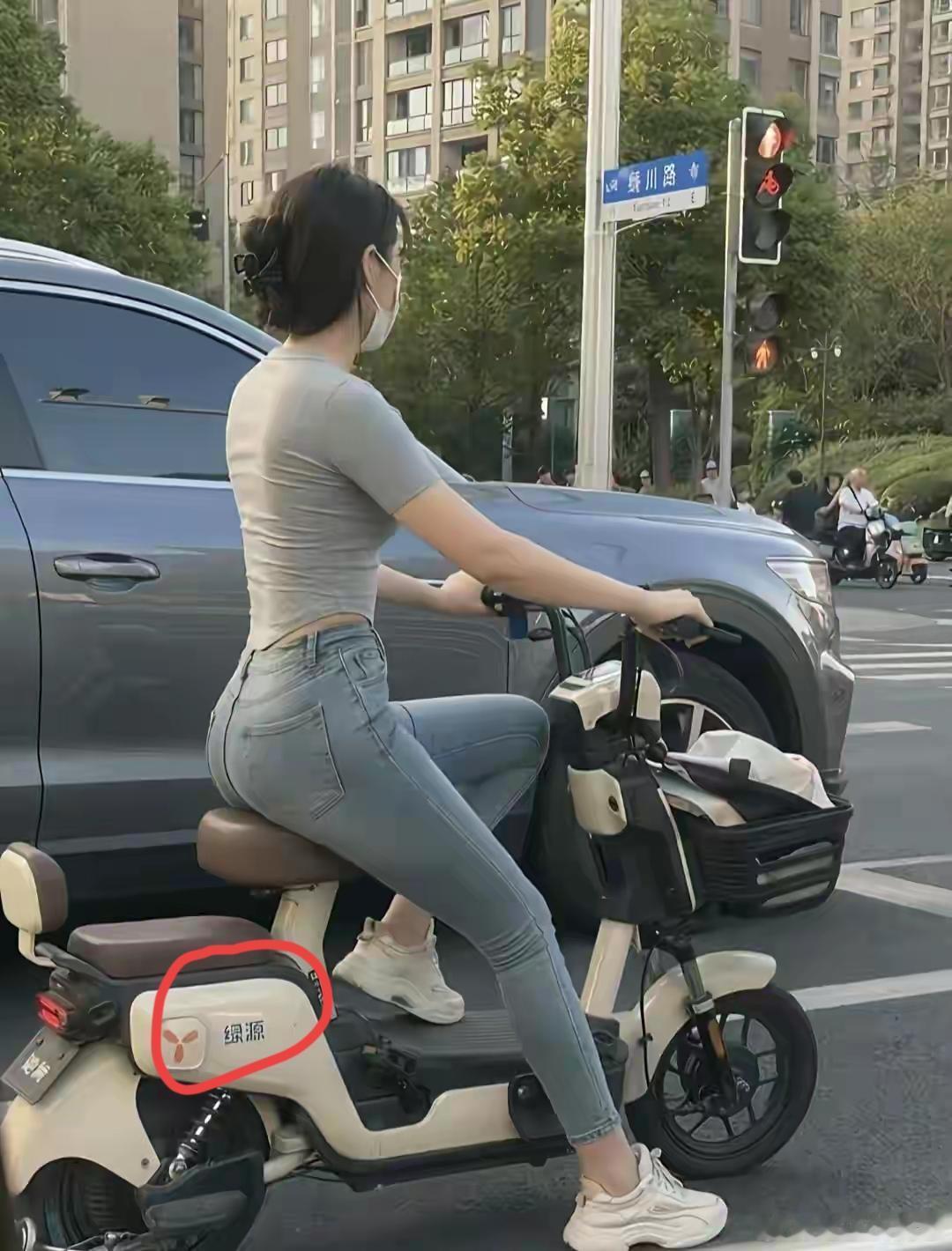 女神居然骑这种电动车