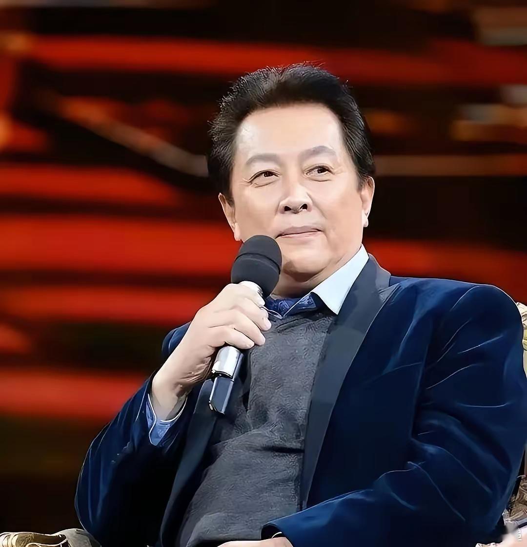 73岁的唐国强还在综艺里跑跳，有人笑他“吃相难看”，可背后的心酸谁懂？他的俩儿子