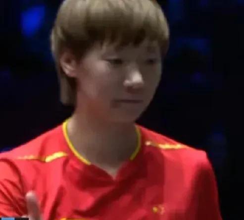 曼昱不得了了，偷偷涨球，一招高抛球将万远打懵，3-0，取得大满贯开门红，可