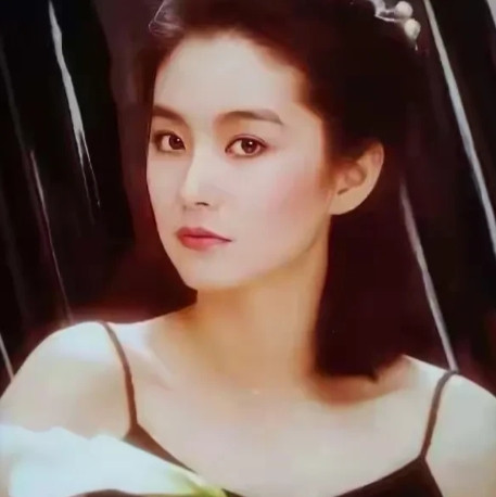 1990年，林青霞第一次见到失散42年的亲姐姐林莉，看到姐姐一家人挤在50平米房