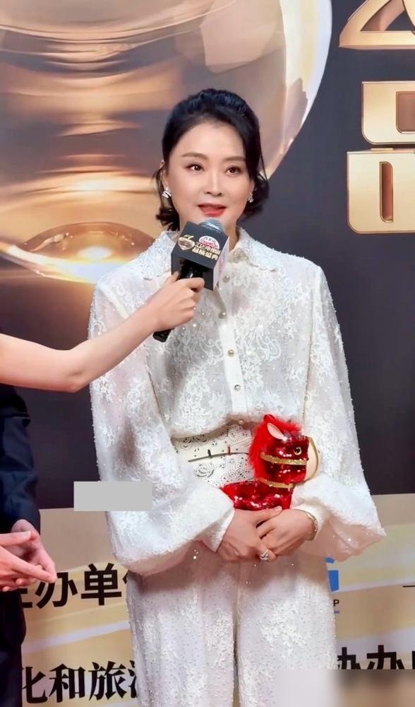 那个能坐在阳台俯瞰故宫的“晴格格”，正被20亿的债务底牌掀了个精光。丈夫失联