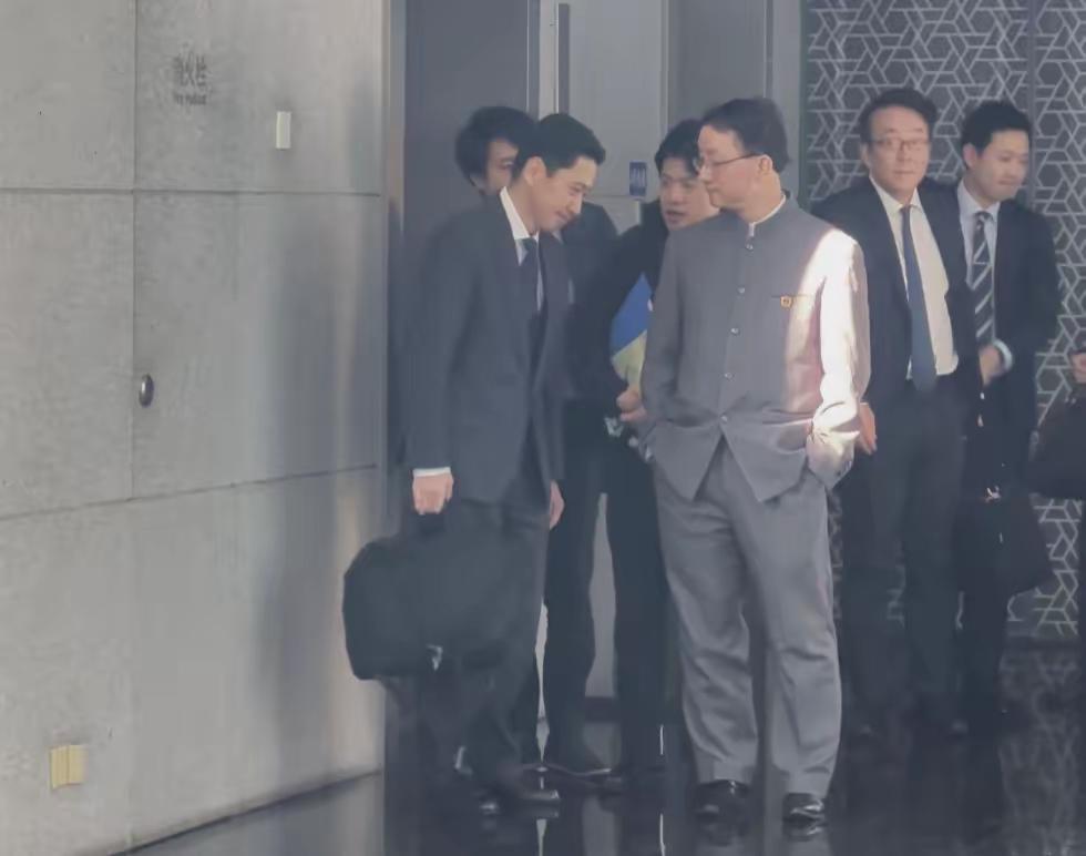 一张经典照片就这样诞生了！“站着”的“姿态”，决定了民族的脊梁！一边是低头哈