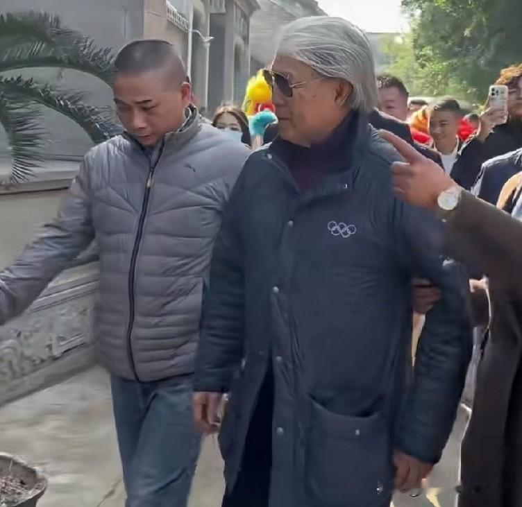 原来霍震霆先生祖籍佛山，当年还有段趣闻：霍英东先生本想回三水寻根，阴差阳错最终由