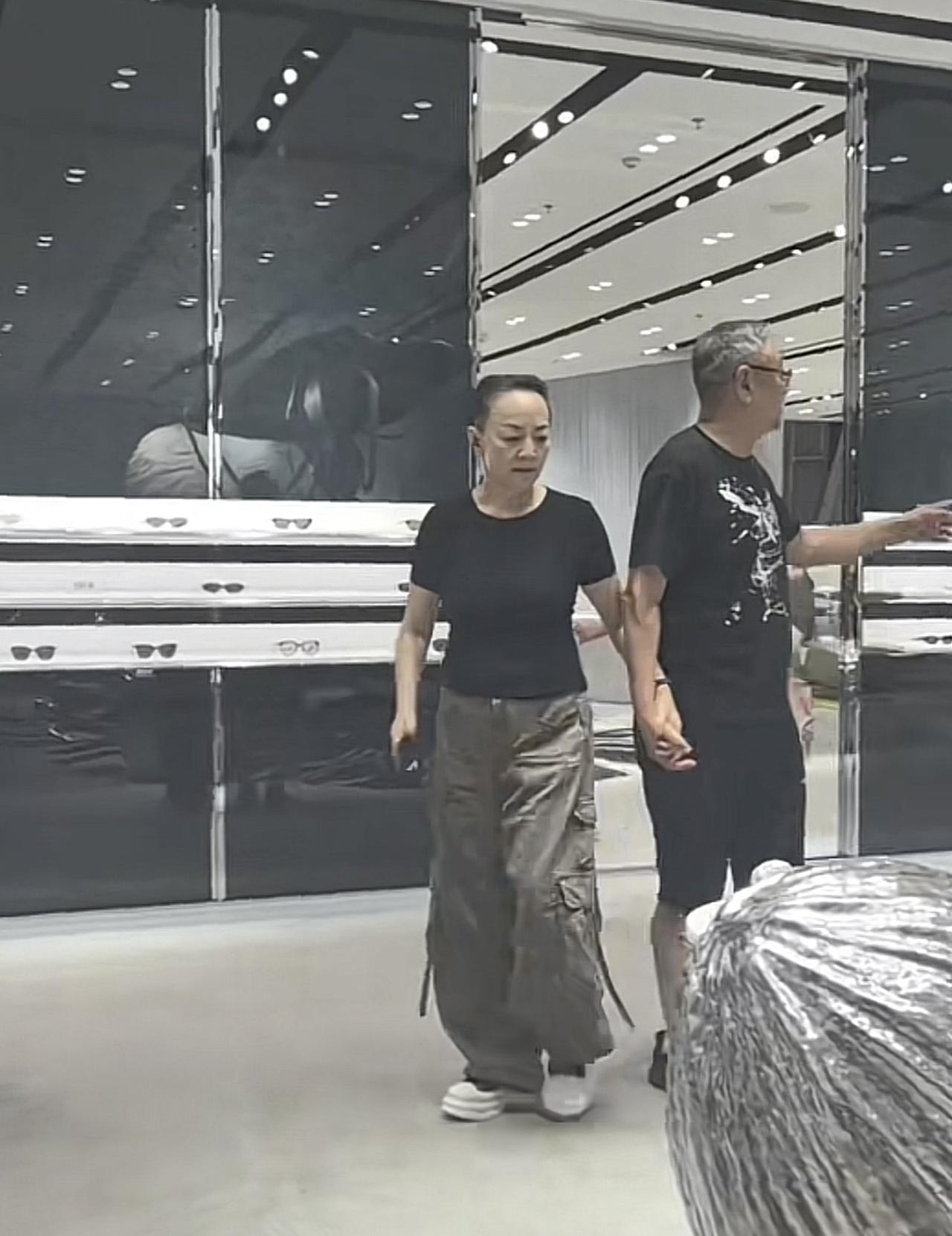 宋丹丹和老公，真的好恩爱！两个人出门逛商场，一身休闲装扮，低调时尚。丹丹姐背背头