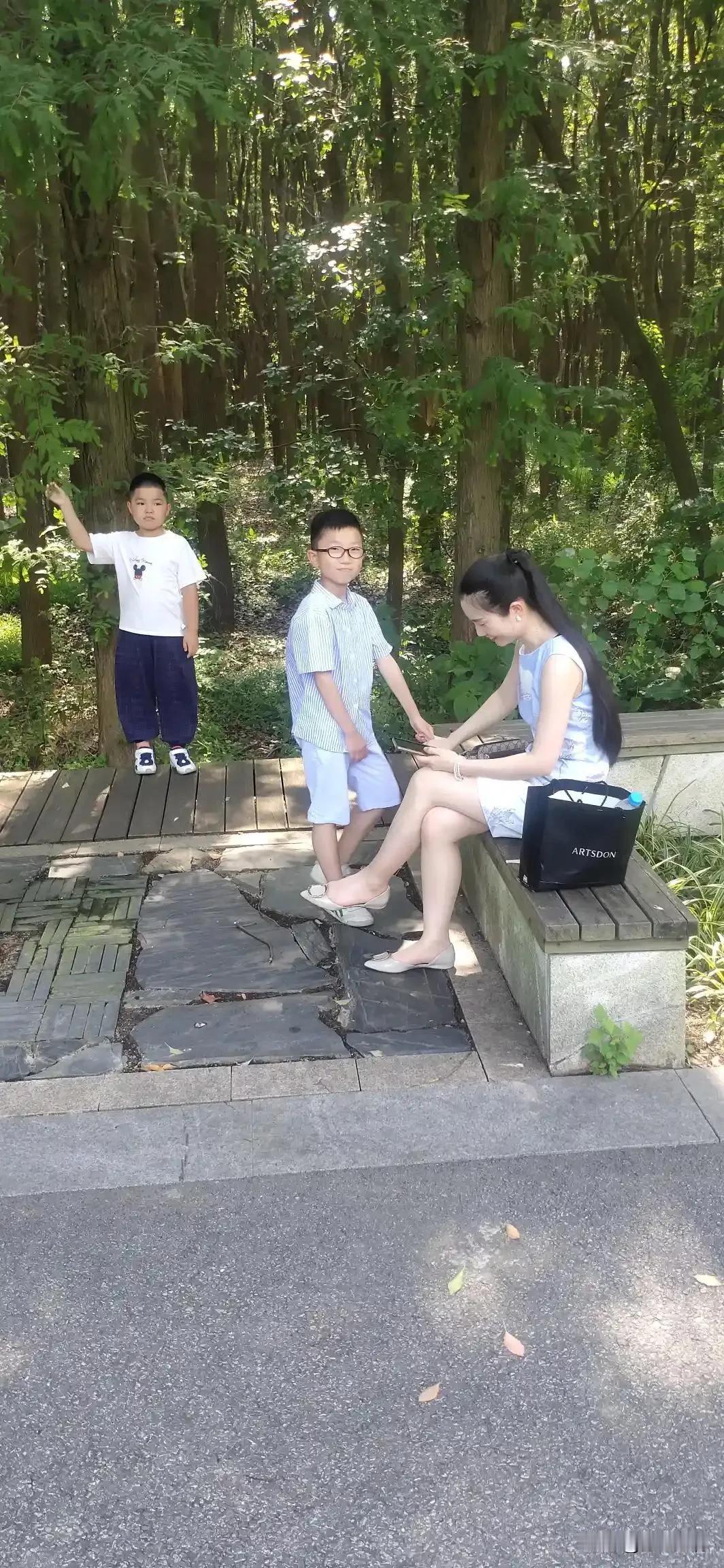 我给条友汇报一个真实版的故事：我们这边有个搞路政的老板，玩社会的那种人，当时在比