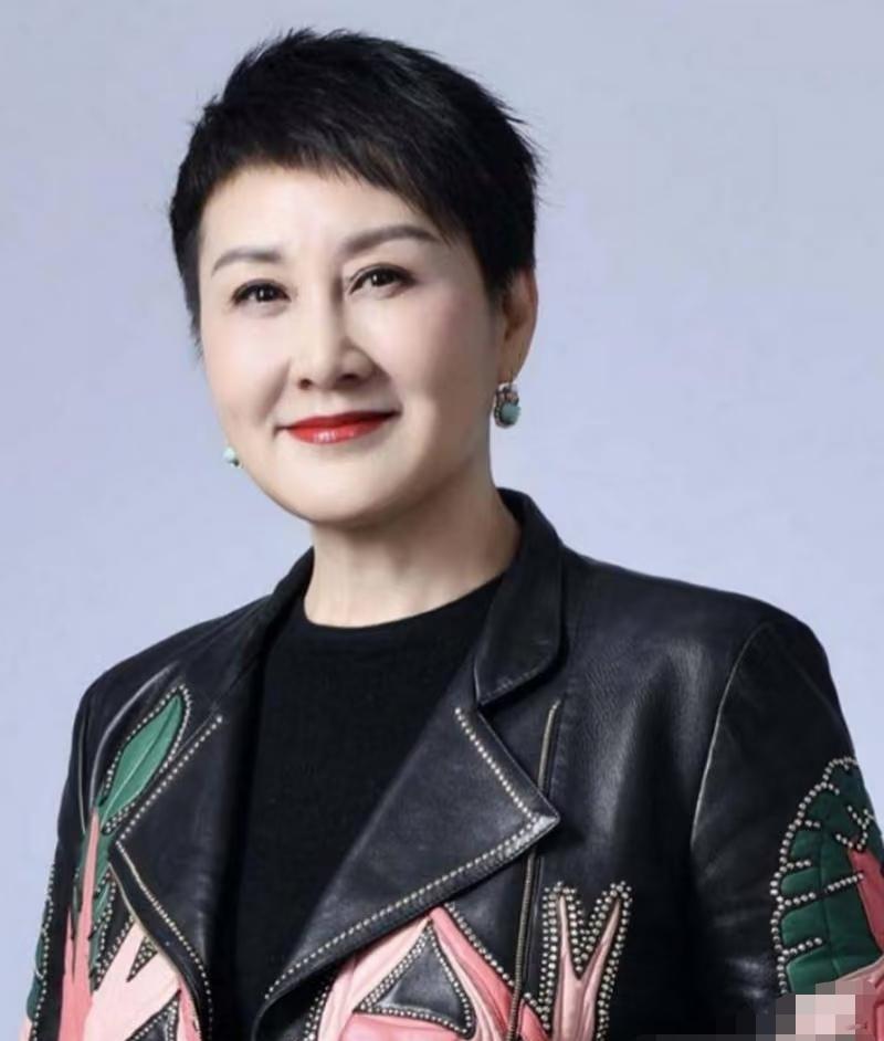 最可怕的不是变老，而是你花了几十万，却买了一张某音网红同款脸。看张凯丽的红毯生