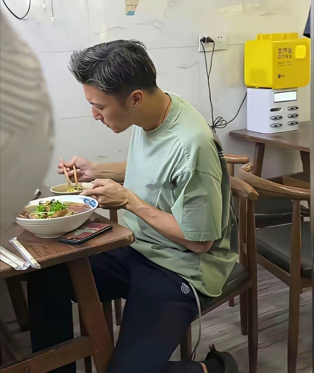一线明星，居然吃十几块的廉价面，不会掉身价掉档次吗？​​​