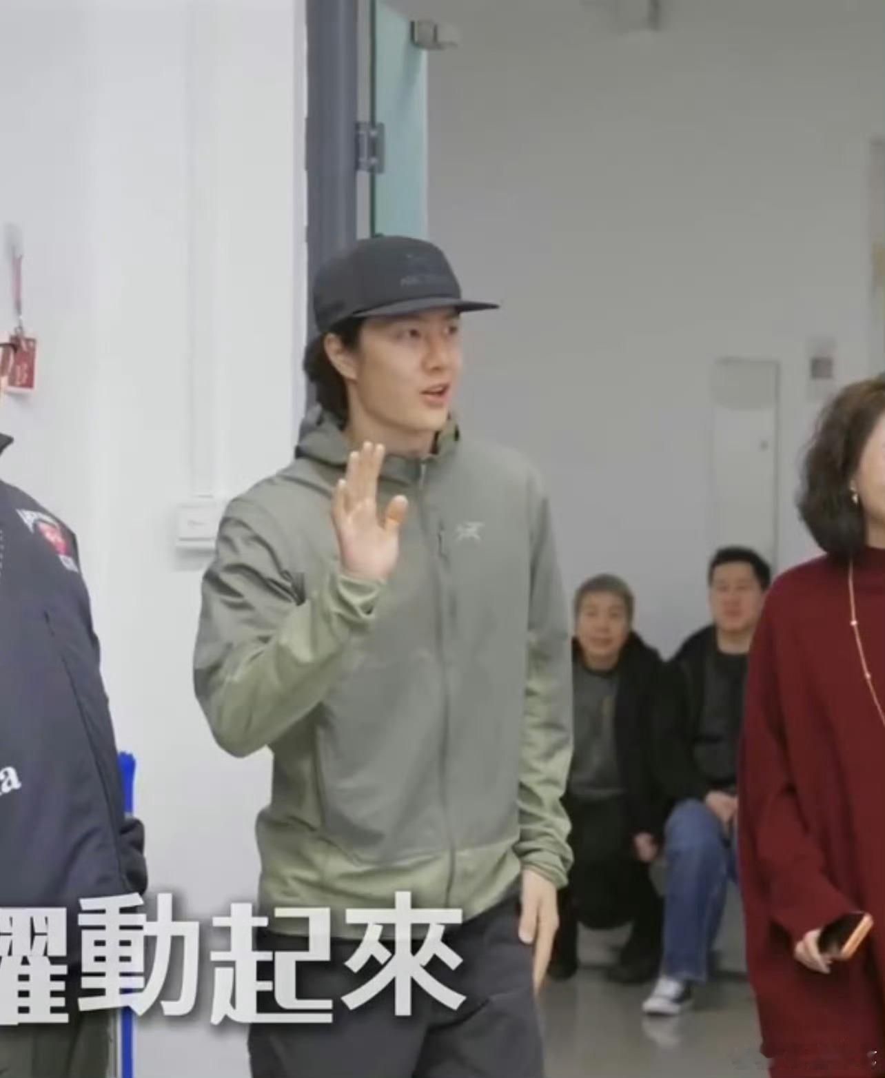 舞蹈动作干净利落，卡点极度舒适，王一博这段彩排真的帅炸了！纯素颜上场皮肤状态也太