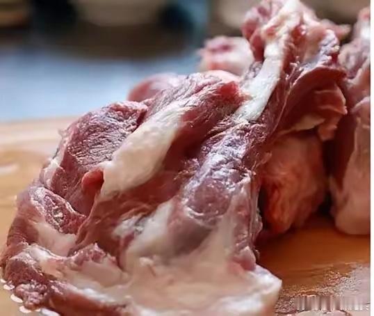 悄悄的告诉你们一个事。以后别买排骨了，想吃骨头肉，就买哈拉巴，这块肉是真好吃，比