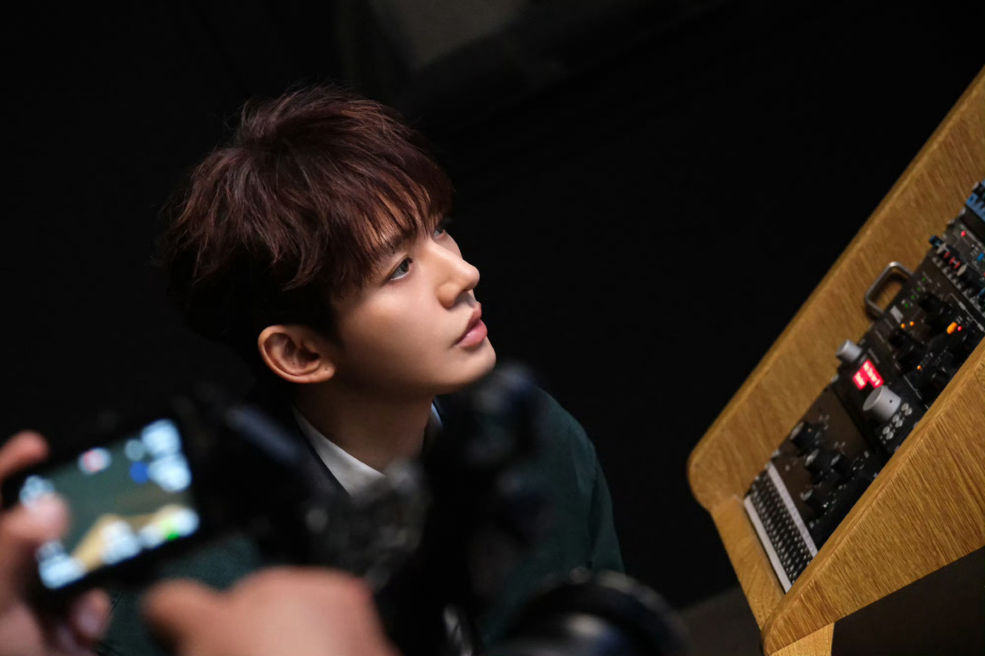 邓为配音花絮彩蛋邓为配音花絮彩蛋，好绝美的侧颜线条，帅得太轻松了～邓为录音侧颜照