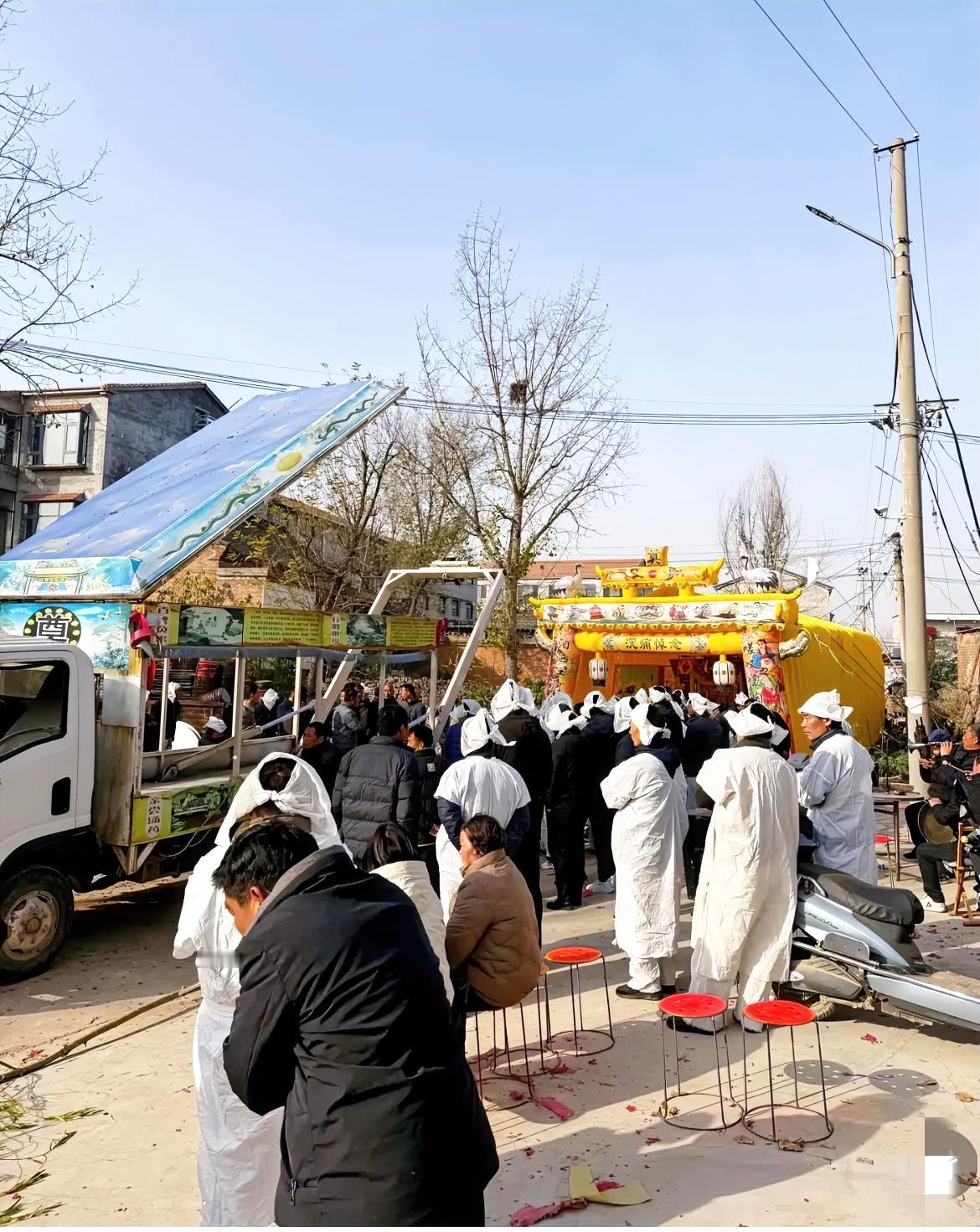 现在好了，拉遗体、火化、存放骨灰这些基础活儿，全都归公家管，还是公益性质，基本不