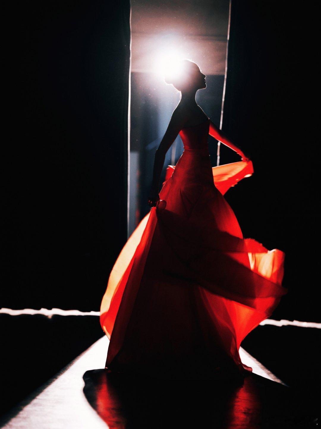 昨晚看金鸡奖，满屏都是好看的明星，真的太养眼了！陈都灵穿黑裙把体态和身段都衬得特