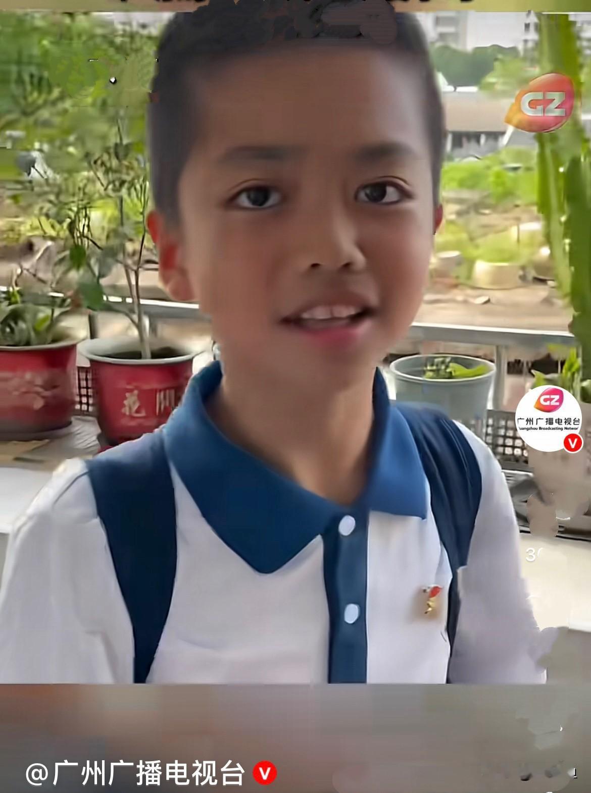 近日，广东一小学生放学回家，推开门随口用普通话说：“我回来了好热，我要先喝口水”