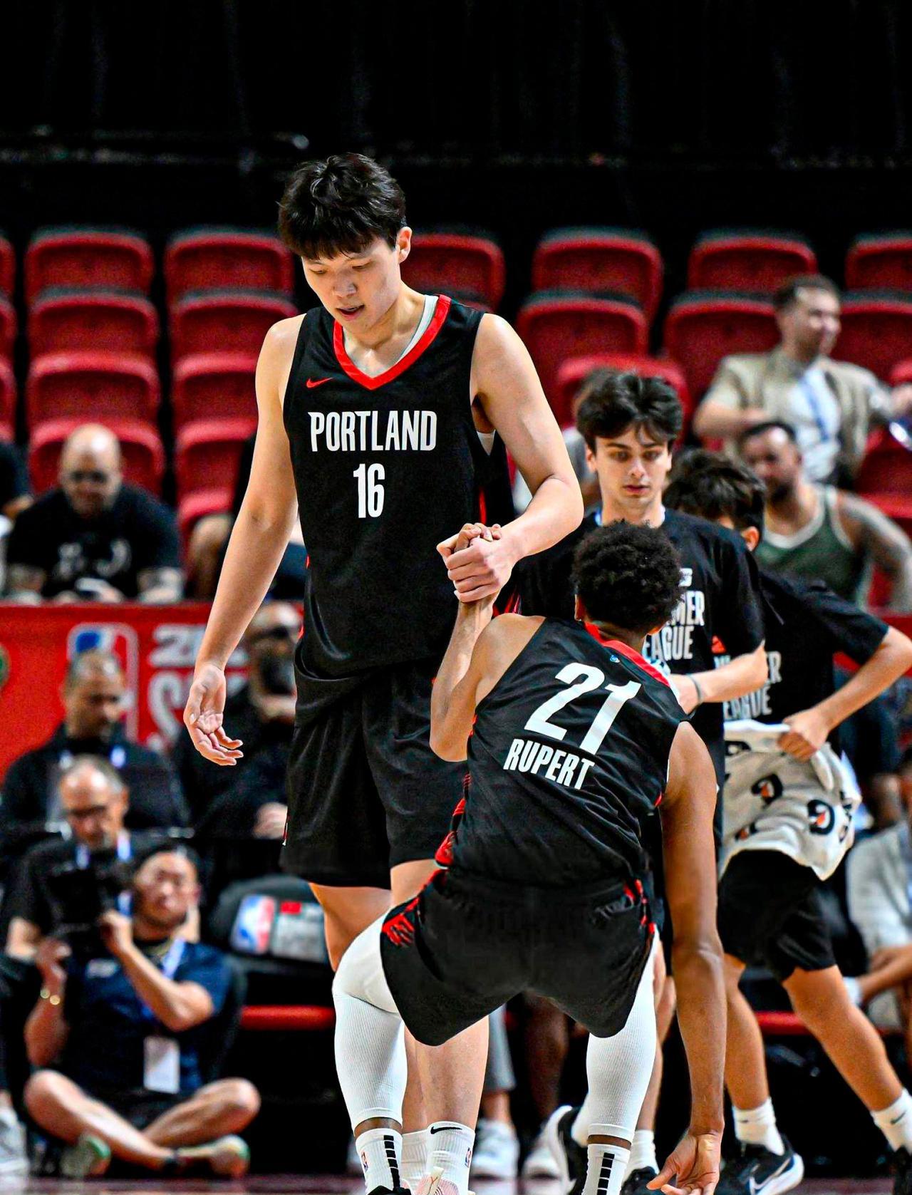 NBA夏季联赛，开拓者93:87击败鹈鹕的比赛，杨瀚森得到15分创新高，连续在三