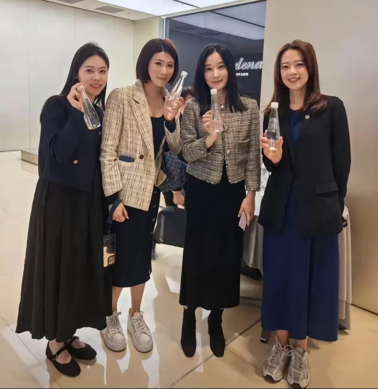 国民党女发言人江怡臻又发图片了，这回是四个美女同框，董佳瑜也在其中。