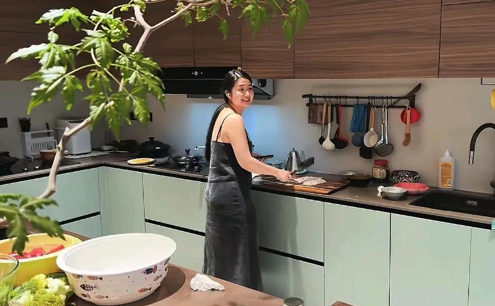 还记得唱《大花轿》的火风吗？没想到他除了儿子霍尊之外，还有一儿一女。前两天父