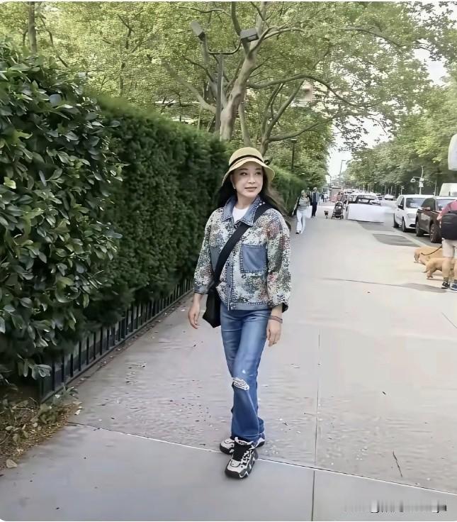 不能不佩服刘晓庆，已经70多岁的年纪，出门游玩依旧神采奕奕，身姿舒展，整个人看上