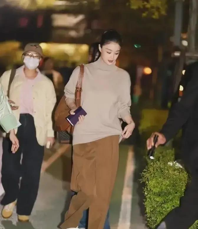 蒋欣最近一亮相，腰线直接把我看呆。两年前她还自嘲“圆润是福”，现在香槟色长裙一