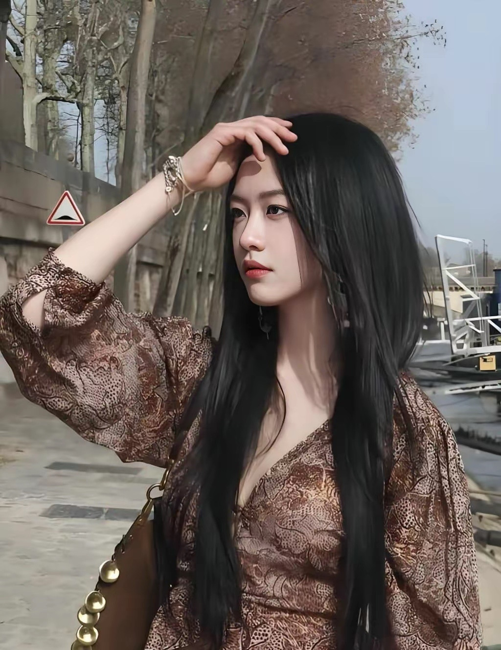 她与庄达菲、李庚希被外界称之为“京圈三公主”，资源非常强大。但是她的演技、颜值、