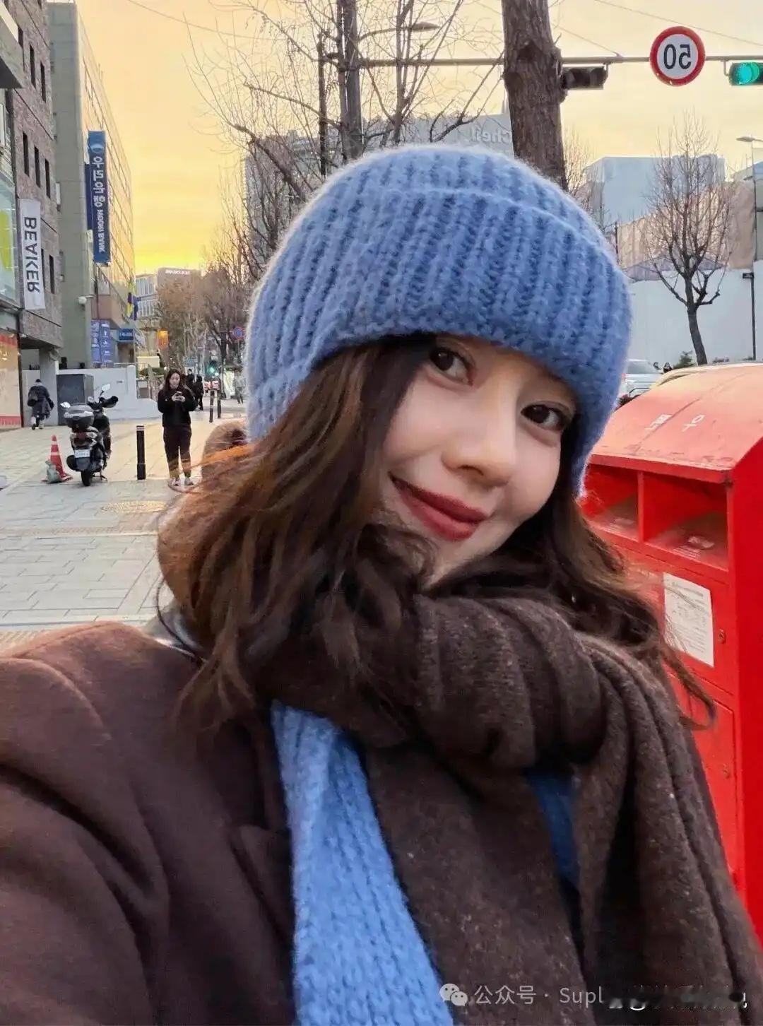 46岁高圆圆晒近期韩国逛街碎片，4套穿搭打造出韩系知性大姐姐的气质！