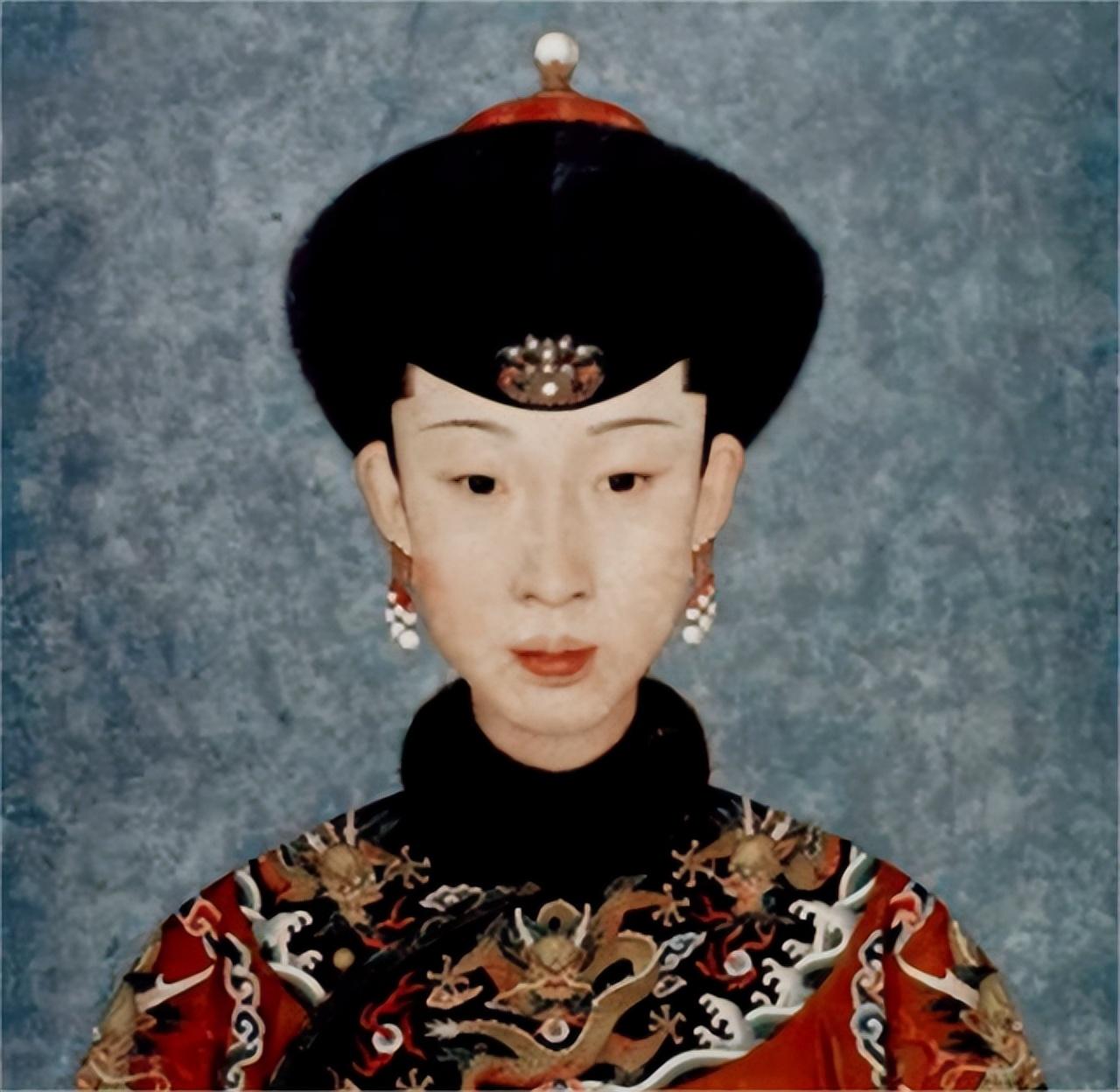 1766年，令妃才刚生完孩子，乾隆就开始召见她，令妃无奈，只能强撑，10年之间她